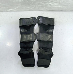 Espinilleras QST de Piel Sintética para Boxeo, Muay Thai y MMA, Ligeras, para Adultos, en Blanco y Negro - Product Image 2