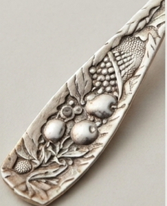 Cuillère à thé vintage plaquée argent avec motif de fruits gravé, manche long, finition miroir, couverts durables pour usage domestique - Product Image 3