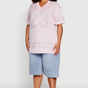 Camiseta Deportiva Moderna Personalizada con Pedrería Rosa Brillante, Camiseta con Cuello en V y Gráficos de Pedrería con Número Personalizado, Camiseta de Fútbol Americano - Product Image 2