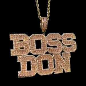 จี้ห้อยคอแบบสั่งทำพิเศษ สไตล์อักษรแบบ Iced Out ชุบทอง 18K เครื่องประดับจี้และชาร์มสุดหรู สไตล์ฮิปฮอป สร้อยคอแบบปรับแต่งได้สำหรับทุกเพศ - Product Image 1