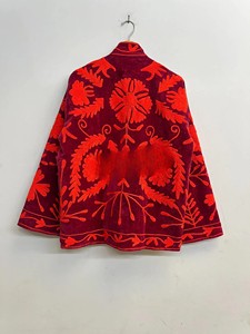 Veste en velours bordeaux de luxe faite à la main avec broderie florale rouge vibrante, vêtement d'hiver artisanal traditionnel - Product Image 2