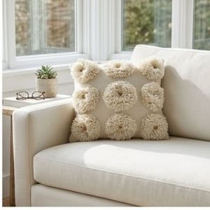 Coussin décoratif carré capitonné crème style bohème avec pompons, en promotion - Product Image 4