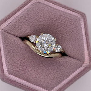 Anillo de Compromiso con Tres Diamantes Cultivados en Laboratorio, Corte Redondo de 3 Quilates, con Banda a Juego y Piedras Laterales en Forma de Pera - Product Image 2