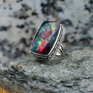 Anillo de Ammolita Plateada Hecho a Mano con Piedra Iridiscente Vibrante - Product Image 1