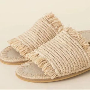 Mules de Rafia Hechos a Mano: Sandalias Marroquíes de Verano - Product Image 1