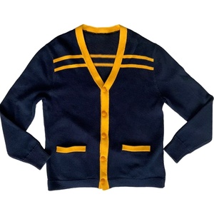 Créez des logos personnalisés bleus et dorés sur des pulls cardigan unisexes, des lettres brodées, des articles tricotés pour les sororités et les fraternités. - Product Image 1
