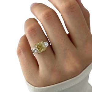 Anillo de Lujo de Oro de 14K con Tres Diamantes Cultivados en Laboratorio de 3.5CT, Corte Radiante, Color Amarillo Intenso, Diseño Trapezoidal Lateral - Product Image 1