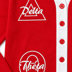 เสื้อคาร์ดิแกนถักไหมพรมสีแดงและสีขาว คอวี ลายตัวอักษรกรีก DST ของชมรมเดลต้า ปักด้วยไหมเชนีล สำหรับพี่น้องในกลุ่ม - Product Image 4