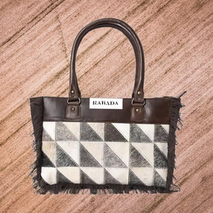 Los últimos bolsos de mano Western Weekender para mujer, cuero de vaca, parches navideños, Parte delantera azética con lona reciclada con asas de cuero - Product Image 1