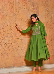 Conjunto de Kurta Anarkali y Dupatta con Diseño Crinkle Zari en Verde Kai - Product Image 3
