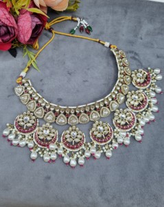 Collier élégant à motif Chandbali avec boucles d'oreilles et mangtika pour femmes, ensemble de bijoux ethniques traditionnels pour réceptions, fabriqué par un fabricant. - Product Image 3