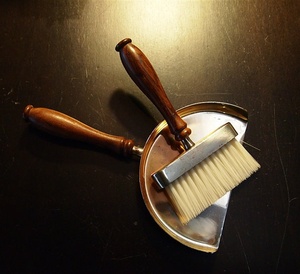 Recogedor de polvo metálico simple para una limpieza rápida después de cocinar, trabajar en el oficina y actividades diarias generales - Product Image 1