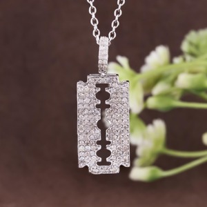 Pendentif Lame de Rasoir Personnalisable en Moissanite 0,50 Cttw, Breloque Hip Hop en Argent Sterling Plaqué Or, Certifié GRA, Sertissage à Griffes - Product Image 5