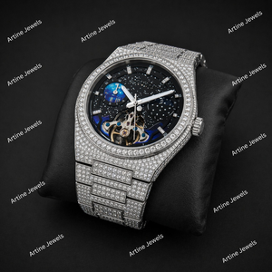 Montre de luxe à mouvement quartz, cadran ciel nocturne céleste, entièrement pavée de diamants, en or blanc, avec phases de lune - Product Image 3