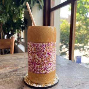 Vaso de bambú con diseño único hecho a mano en azul y dorado, con incrustaciones de nácar, ecológico y natural, para fiestas y hoteles. - Product Image 4