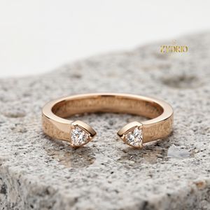 Anillo Abierto de Oro de 10K con Diamante Moissanita Triangular, Anillo de Diseño de Lujo, Joyería Elegante para Mujeres y Hombres - Product Image 3