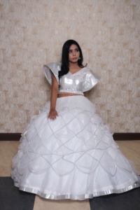 Lehenga Choli Blanco con Falda Acolchada, Vestido de Boda Tradicional Indio Largo hasta el Suelo, Viscosa, Corte Holgado, para Todas las Temporadas - Product Image 3