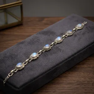 Bracelet élégant en pierre de lune arc-en-ciel, argent sterling 925, fait main en Inde, pour femmes - Product Image 4