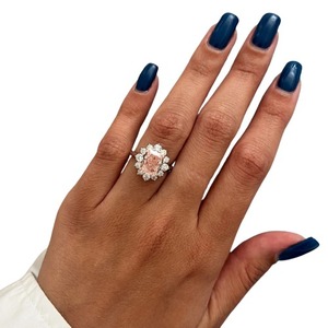 Anillo Diana con Halo de Diamantes Cultivados en Laboratorio, Corte Cojín Alargado, Color Rosa Intenso de 3 Quilates, Calidad Royal - Product Image 2