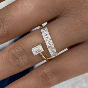 Anillo envolvente de diamante talla esmeralda, anillo abierto de diamante cultivado en laboratorio, anillo de compromiso de oro, banda minimalista de diamante esmeralda, anillo fino personalizado - Product Image 1