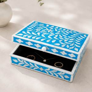 Caja de Joyería de Madera Rectangular Moderna, Azul y Blanca, con Grabado, Tapa con Cerradura y Llave, para Anillos y Collares - Product Image 1