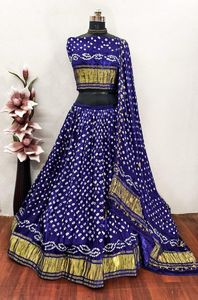Conjunto de Vestido Étnico de Lujo de Seda Modal Bandhani Chaniya Choli con Borlas y Dupatta Completamente Cosido para Navratri y Bodas - Product Image 4
