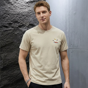 เสื้อยืดแขนสั้นสีเบจสำหรับผู้ชาย พิมพ์ลายการ์ตูนนก คอกลม ทรงปกติ ผ้าฝ้ายเจอร์ซีย์ ระบายอากาศได้ดี สวมใส่สบาย - Product Image 1
