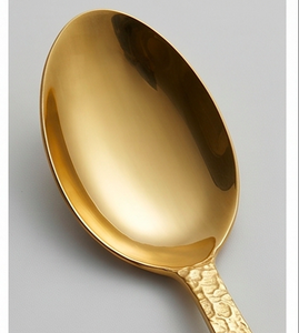 Ensemble de couverts en métal finition martelée or, finition mate, design élégant, passe au lave-vaisselle, pour les tables de mariage - Product Image 2