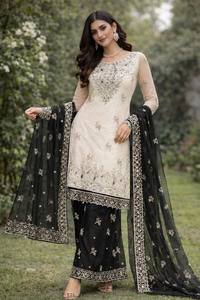 Royal Radiance: Traje de Diseñador de Seda JC Pesada con Moti y Bordados - Product Image 2