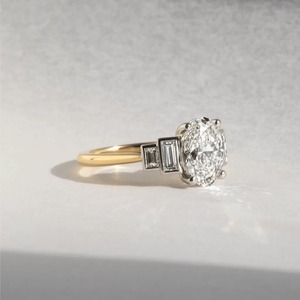 Anillo de Diamante Ovalado de 2.50CT Cultivado en Laboratorio, Anillo de Dos Tonos, Proveedor de Joyería Nupcial - Product Image 4