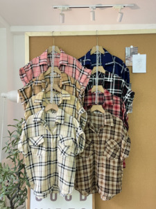Chemisier d'été décontracté à carreaux pour femme L842, coupe ample et oversize, à manches courtes, boutonné, avec poches à rabat - Product Image 1