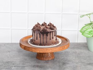 Support à dessert rond fait main avec un design sculpté, plateau à gâteau en bois avec couvercle en dôme pour la maison, la cuisine et la décoration de fête - Product Image 1