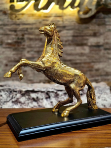 Estatua de Caballo con Acabado en Latón sobre Base de Madera |   Escultura Decorativa de Caballo para el Hogar, la Oficina y Decoración de Interiores de Lujo - Product Image 3