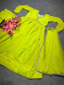 Robe de soirée attrayante de couleur vert perroquet avec col en V et miroir intégré, coupe classique et confectionnée en tissus de haute qualité. - Product Image 4