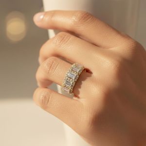 แหวนวงแหวนห้าเม็ดประดับเพชรทรงกลมสีมรกต 1.80 กะรัต พร้อมดีไซน์วงแหวนแบบ Pave Halo - Product Image 6