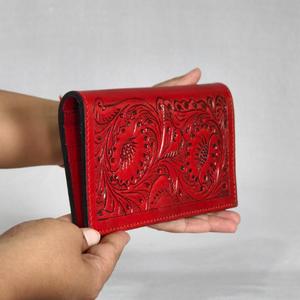 Cartera Larga de Cuero Genuino Hecha a Mano con Grabado Floral, Estilo Vintage, Cierre Plegable, Unisex, para Uso Diario - Product Image 3