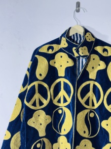 Chaqueta de terciopelo bordada con diseño Suzani |   Kimono Boho con Símbolo de la Paz |   Abrigo Suzani Hecho a Mano |   Declaración Azul y Amarilla - Product Image 3