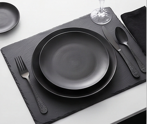 Ensemble de couverts noirs mats avec manches gravées vintage, compatibles lave-vaisselle, en métal, pour utilisation sur table de mariage - Product Image 3