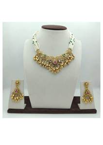 Conjunto de collar choker tradicional plateado con cuentas blancas y verdes, adornos colgantes con trabajo Kundan y pendientes a juego. - Product Image 3