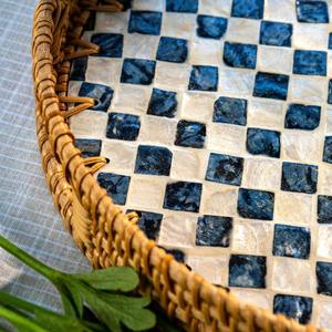 Plateau rond décoratif en nacre et rotin, idéal pour une présentation élégante sur les tables de salle à manger et les tables basses, provenant d'Inde. - Product Image 3