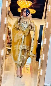 Conjunto de Salwar Kameez de Seda Verde Oliva y Amarillo Indio de Lujo para Mujer, con Estampado Brillante Tradicional y Trabajo de Espejo, Largo hasta el Tobillo, para Diwali - Product Image 1