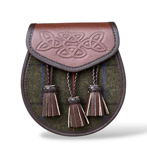 Sporran écossais pour homme en cuir marron avec double sac intérieur en tweed, sangle à chaîne et motif celtique gaufré - Product Image 1