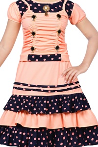 Ensemble haut et jupe pour bébés filles, très demandé, en tissu Crave, confortable et respirant, pour usage quotidien et occasions spéciales, en vente. - Product Image 4