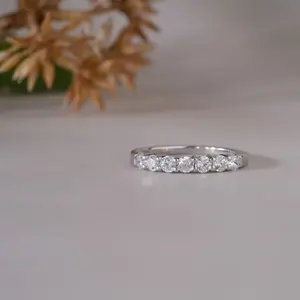 Anillo de Aniversario Elegante con Diamante Simulado de Corte Redondo, Joyería Fina, Impresionante Anillo de Boda de Plata de Ley con Moissanita para Mujer - Product Image 1