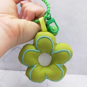 Adorables llaveros de peluche con forma de flor, un accesorio adorable para realzar tus bolsos o llaves. - Product Image 3