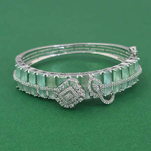 กำไลข้อมือทองเหลืองทำมือประดับเพชรคิวบิกเซอร์โคเนียแบบเปิดได้ ชุบโรเดียม ดีไซน์ลายสันติภาพ สไตล์คลาสสิก ของขวัญจาก Kanhai Jewels รุ่น 443961 - Product Image 2