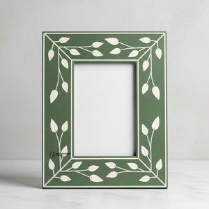 Cadre photo en bois vert artisanal, décoration de luxe pour la maison - Product Image 1