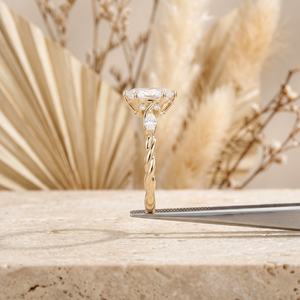 Bague de fiançailles personnalisée de luxe en or 14 carats avec moissanite, coupe ovale, bande torsadée, bijoux fins, cadeau pour femme - Product Image 4