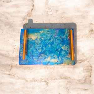 Bandeja Decorativa de Resina Azul Hecha a Mano con Asas y Acabado en Oro Rosa, Diseño Pintado a Mano, Tamaño Personalizado Disponible - Product Image 3