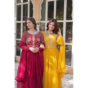 Robe de soirée artisanale de créateur, brodée, coupe trapèze, en mousseline, taille empire, élégante pour les fêtes - Product Image 3
